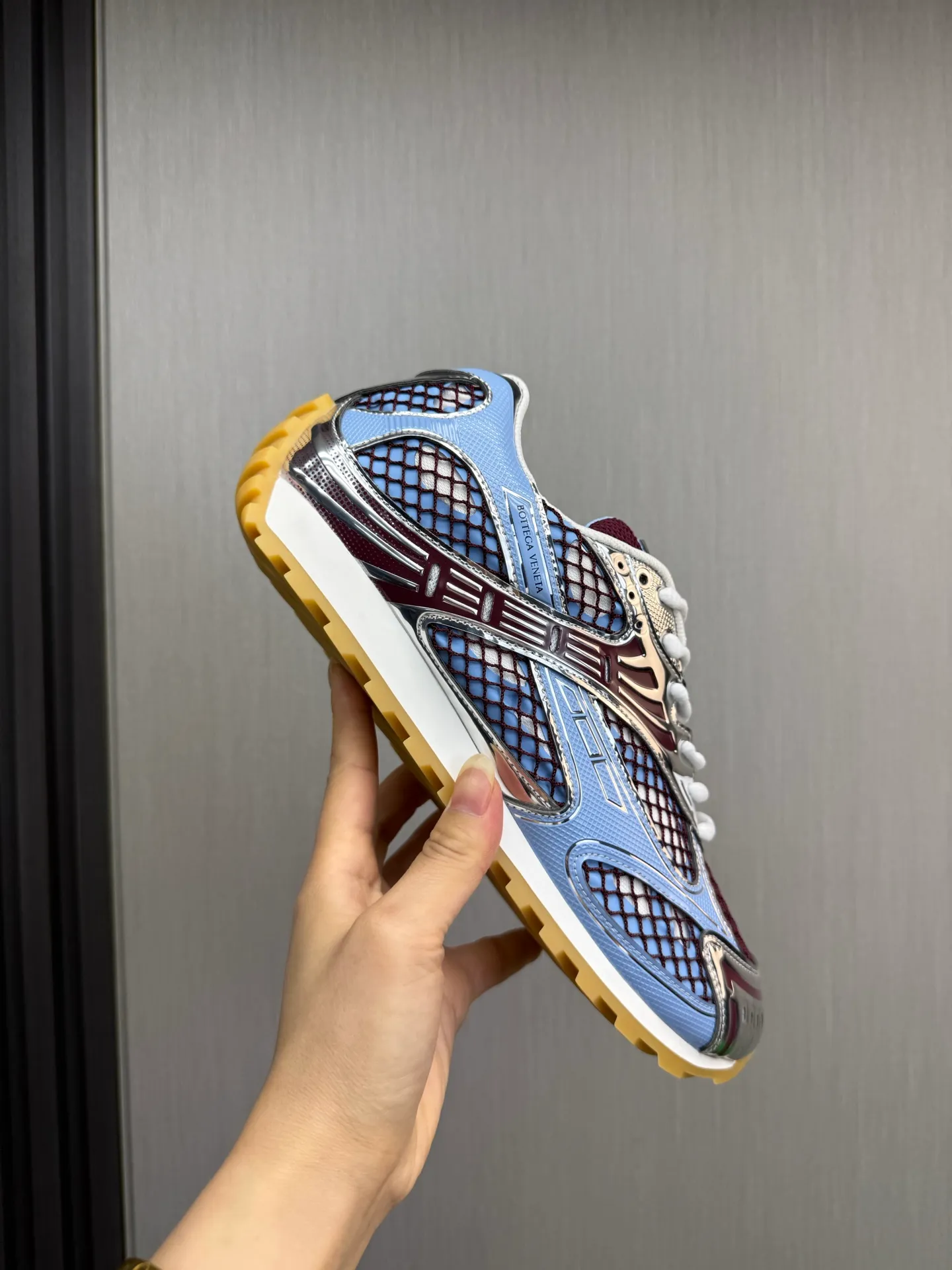 Men's men's shoes 💰620💰 BV top version 𝘽𝙊𝙏𝙏𝙀𝙂𝘼 𝙑𝙀𝙉𝙀𝙏𝘼 Orbit sneakers Wang Yibo same style couple style dad shoes 🩷💚 Runner sneakers, made of lightweight technical mesh fabric. Features a geometric patterned rubber outsole. Pay attention to the package craftsmanship ❕ High version shipping ❗️ Very nice, durable to play with and durable to make ✔️ Standard version 💯💯 The outsole is made of color-blocked TPU outsole. Women’s model 35-41 (40 41 customized) Men’s model 39-46 (45.46 customized) Equipped with original packaging